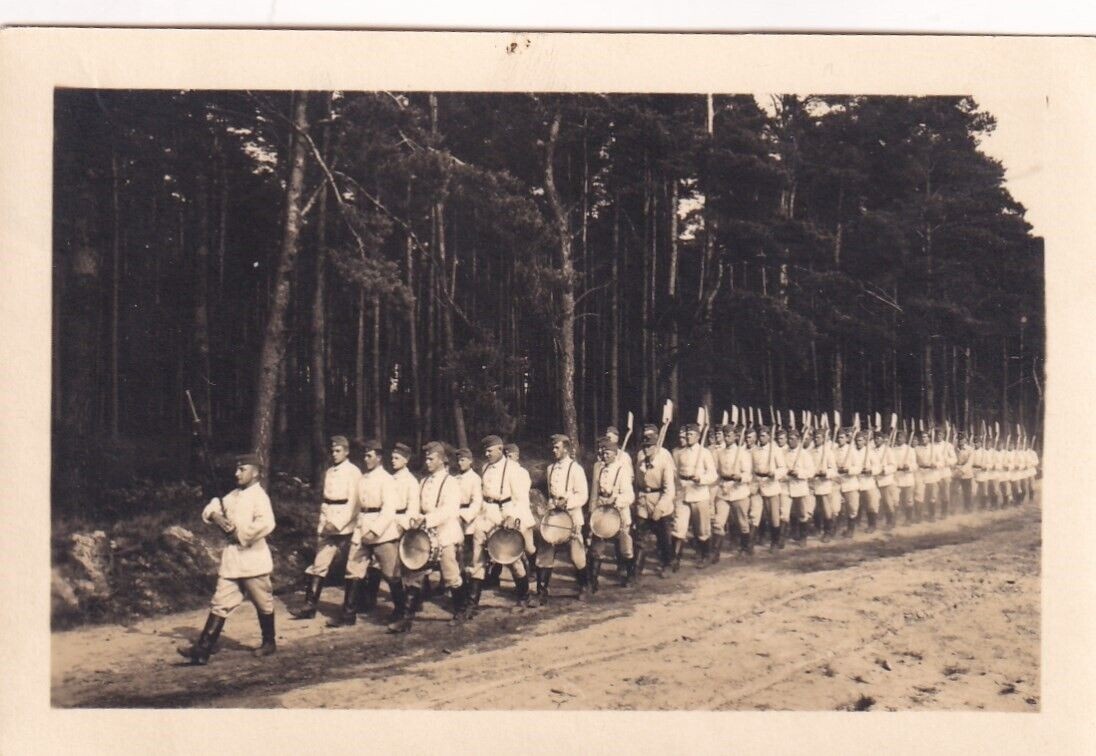 Original WWII Snapshot Photo GERMAN RAD LABOR DRUMS DRUMMER TROOPS MARCHING 88