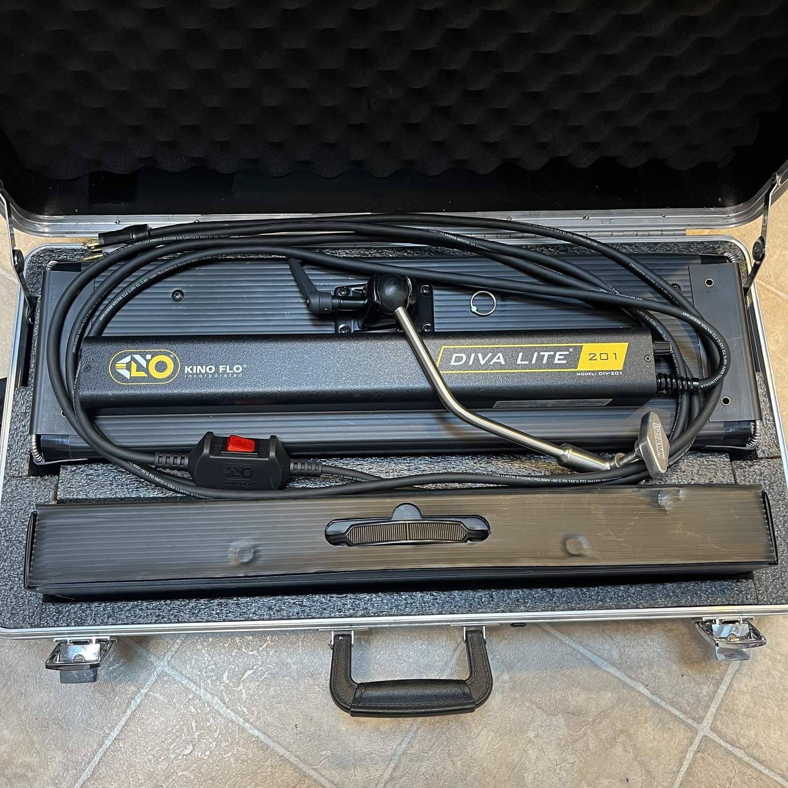 Kino Flo Diva-Lite 201 Fluorescent Light w/ Case, Gel Frame & Bulbs Tested