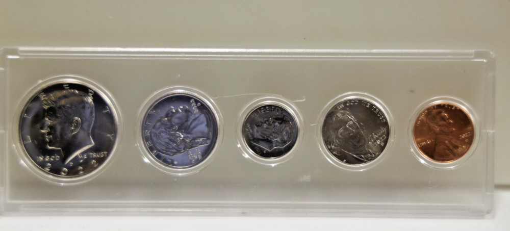 2002 D US 5 Coins Unc Set in Clear Case