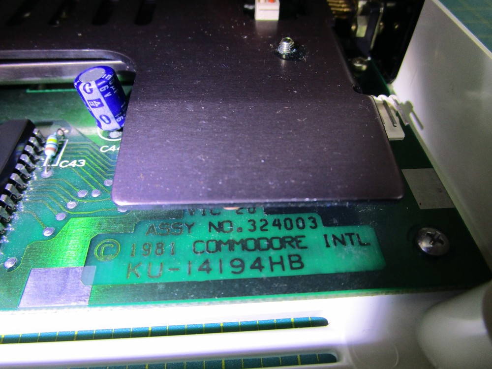 COMMODORE VIC-20 2-PIN STYLE 324003 COMPUTER TESTED AND WORKING LV8 💻