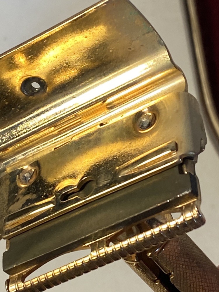Shake Sharp Razor In Original Box Gold Never Used 1940’s Collectable
