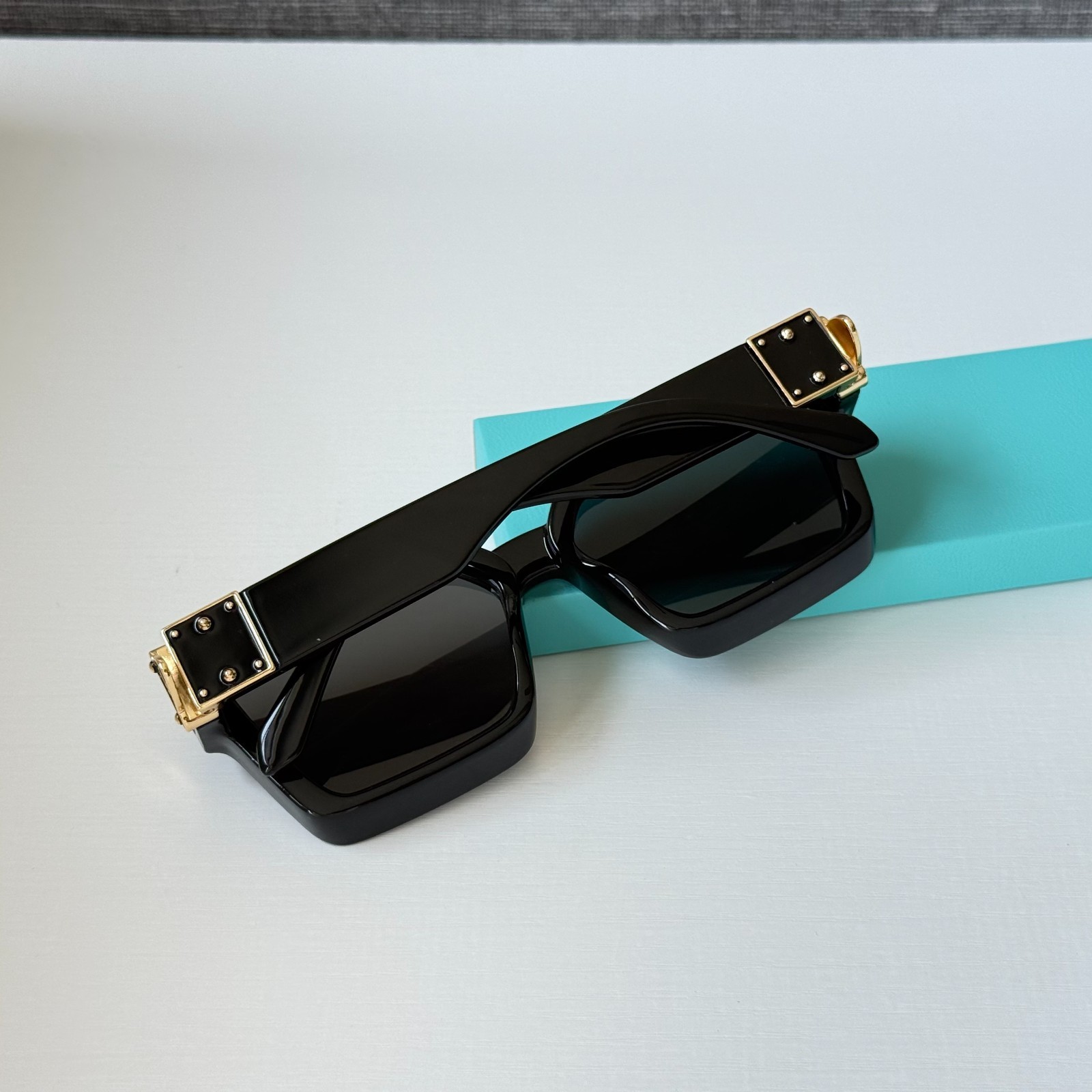 Louis Vuitton Z1165 1.1 Millionaires Sunglasses Black Square Gold LV