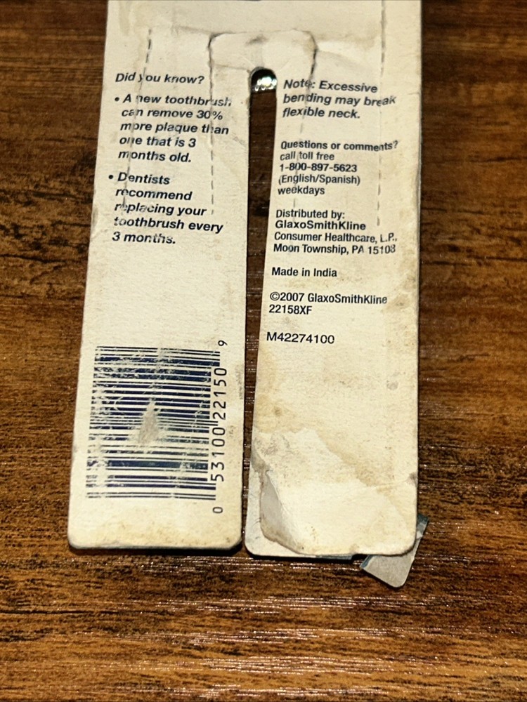Aquafresh Medium #32 Toothbrushes 2-Pack Sealed 61674XD - Slight Pkg Damage