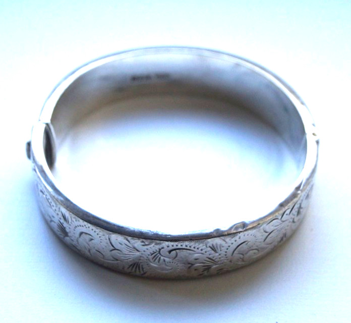 Solid Silver Hinged Ladies Etched Bangle - Birmingham, 1969 - 27.2g
