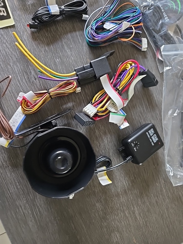 FIRSTECH COMPUSTAR SHF 2W-A REMOTE START/ALARM FUNC ALL THAT'S SHOWN, UNTESTED