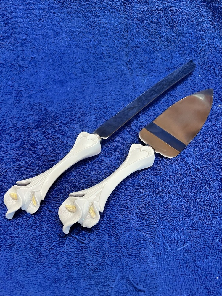 2pc. Wedding Cake Serving Set 13” & 10.5” Lilly Handle Detail
