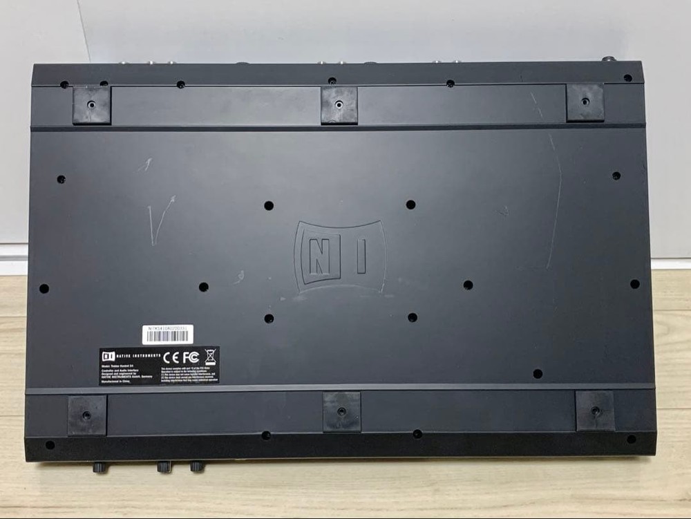 Native Instruments Traktor Kontrol S4 DJ Controller Midi Turntable With case