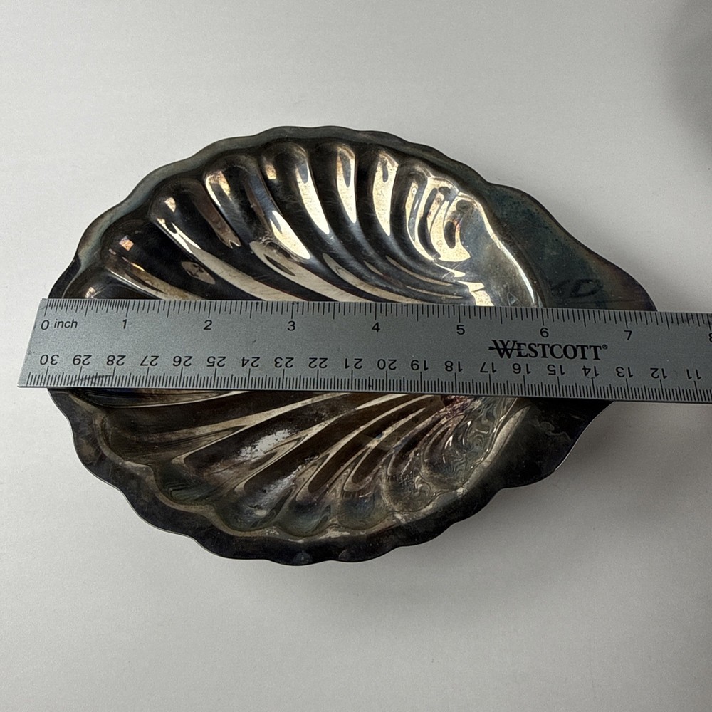 Vtg Oneida Silversmiths 7.5” Clam Scallop Shell Shaped Candy Nut Dish Set Of 2