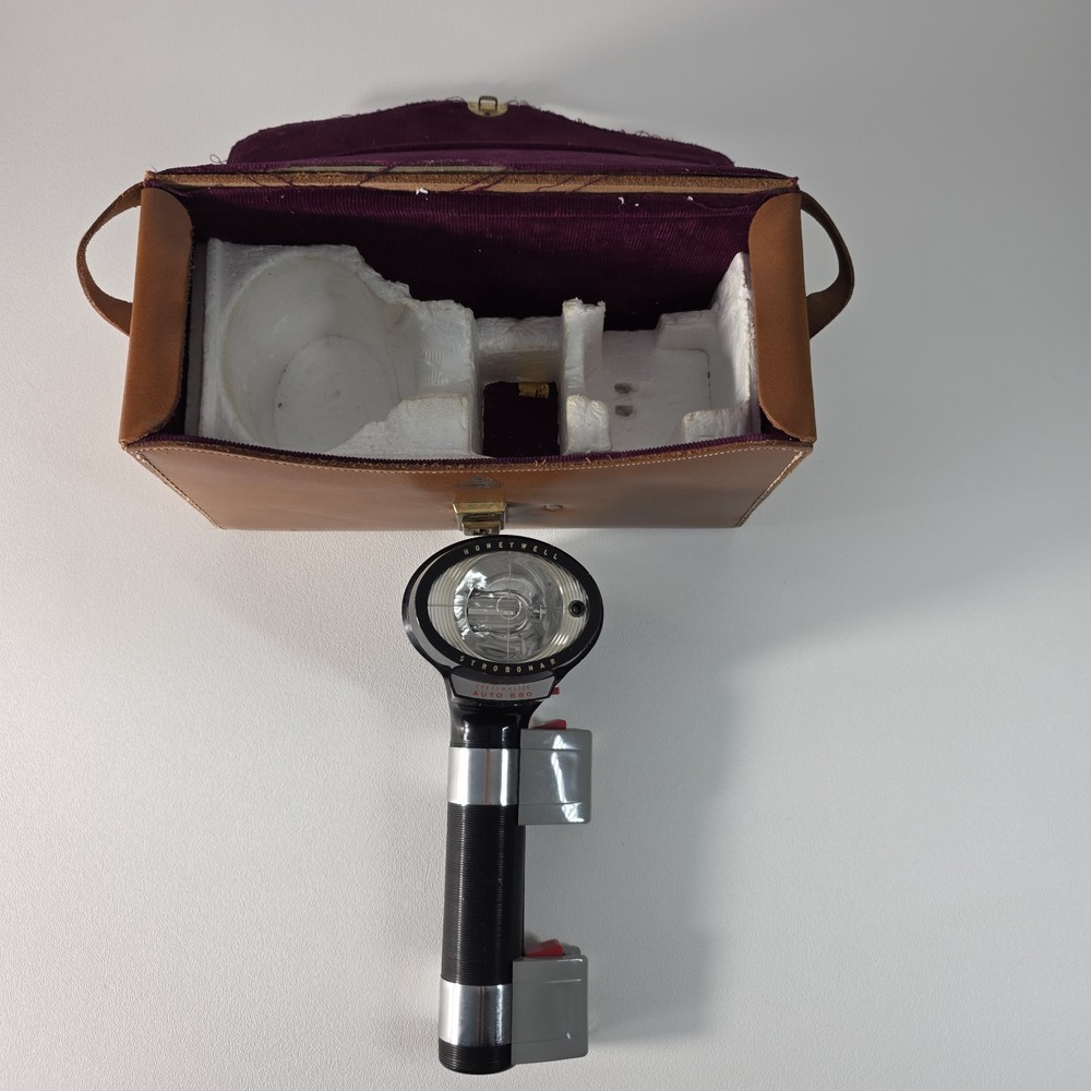 Honeywell flash Auto/Strobonar 880 W/Case Missing Power Cord Untested