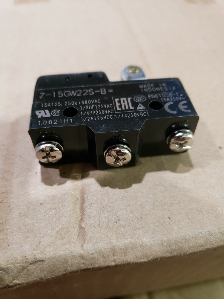 OMRON TYPE Z-15GW22S -B BASIC SWITCH