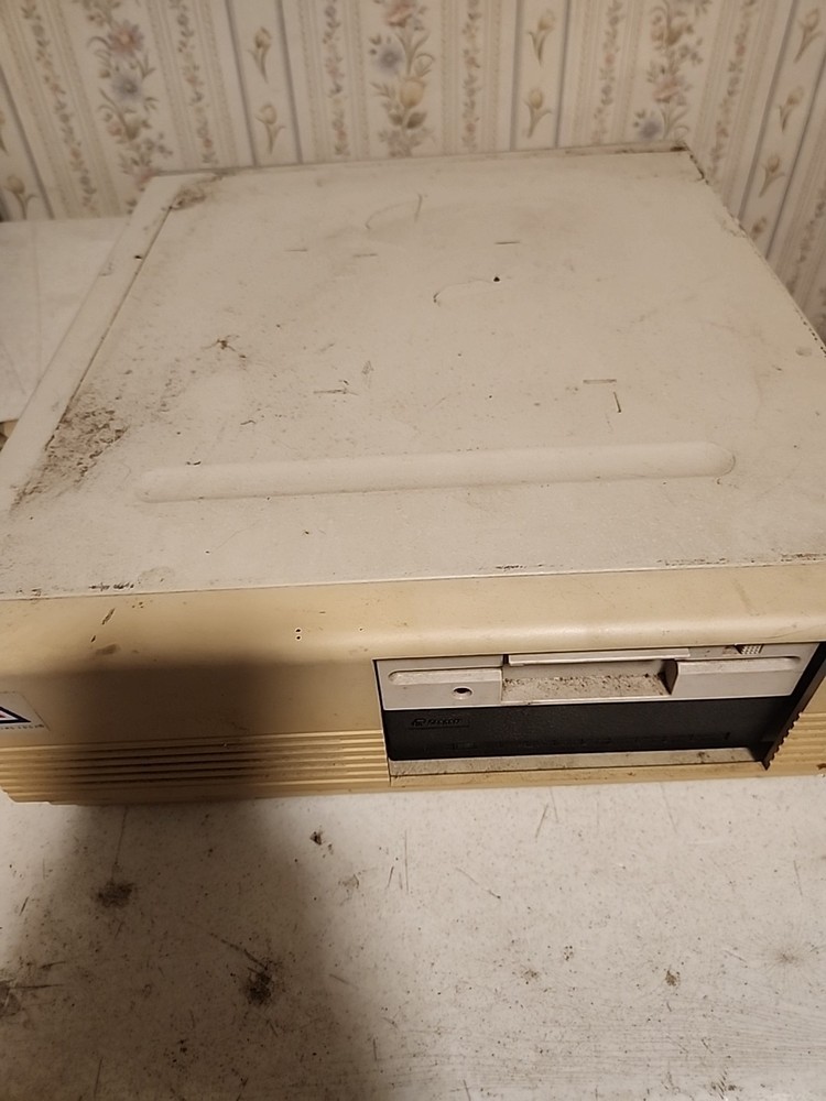Vintage Desktop PC Leading Edge Model DC-2012 Computer Powers On