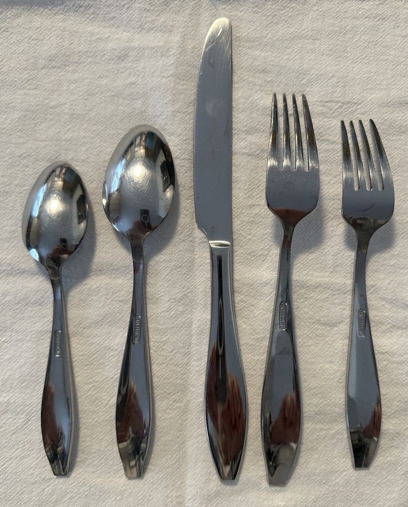 Oneida Comet Stainless Flatware 5 Pc Setting Retired Pattern Glossy Modern SW333