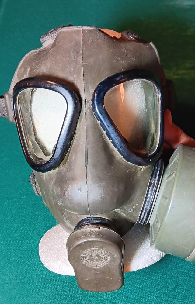 MILITARY GAS MASK WITH FILTER