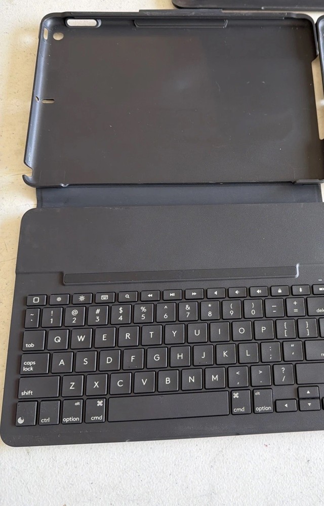 Logitech Slim Folio Keyboard Case for iPad 7th 8th 9th Generation Graphite