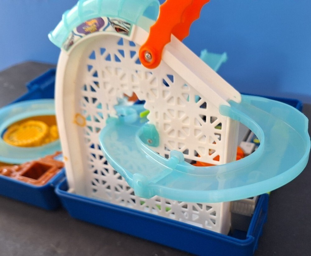 Micro Hot Wheels 2003 Shark Park Fold Up Case