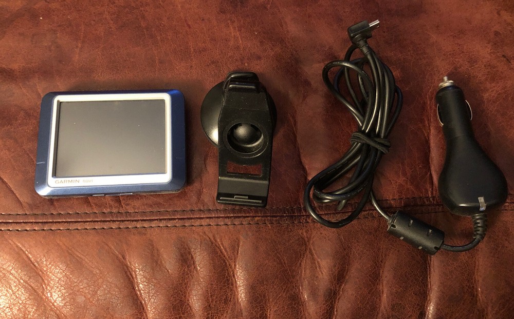 Garmin Nuvi 200 GPS Navigation Unit Bundle