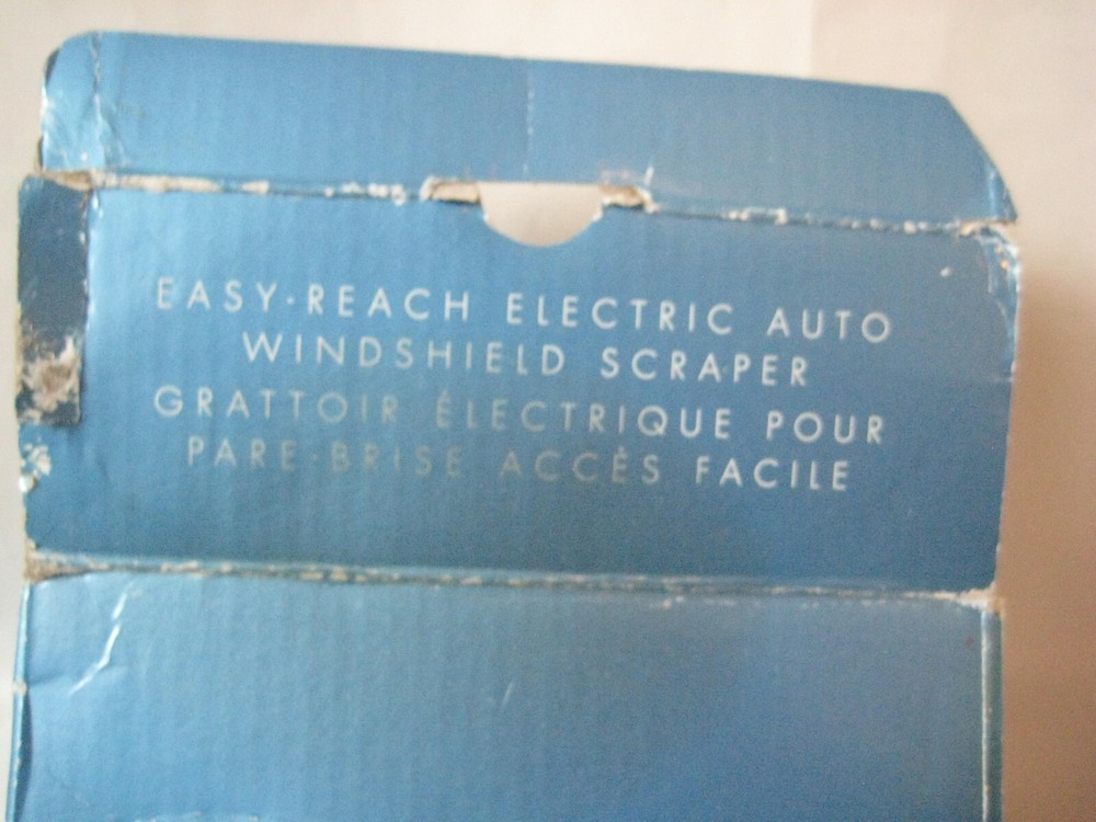New Avon Easy Reach Auto Windshield Scraper Plugs into 12 Volt Socket