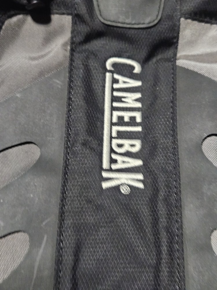 CamelBak Rim Runner 22 Hydration Pack 2.5L Zip Black Hiking Backpack EUC