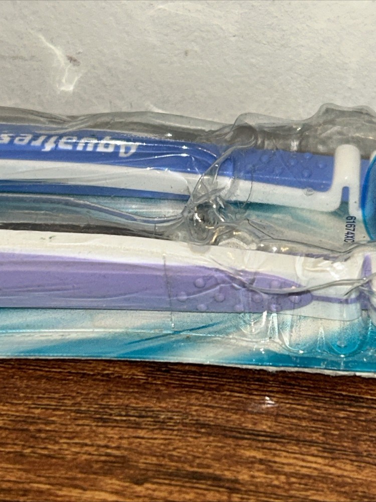 Aquafresh Medium #32 Toothbrushes 2-Pack Sealed 61674XD - Slight Pkg Damage