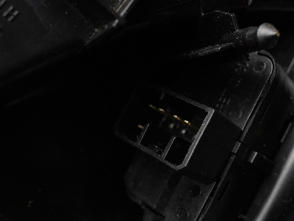 2004 - 2008 Suzuki Forenza Mirror Adjustment Switch Control Side View