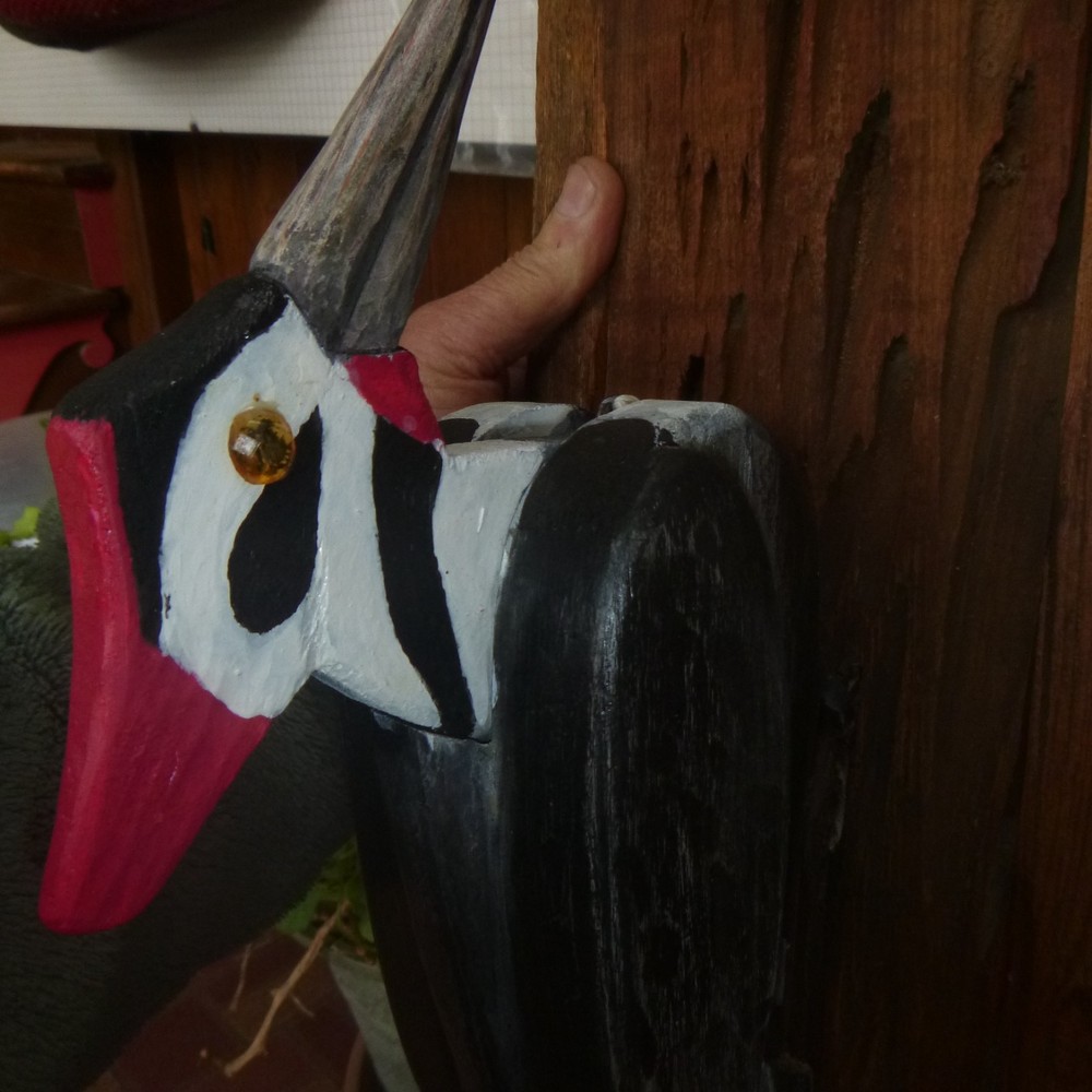 Woodpecker mechanical door knocker
