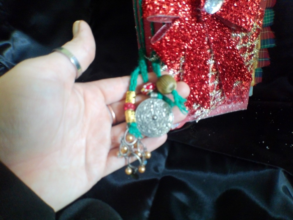 chrstmas present junk journal for all your keepsake needs to enjoy