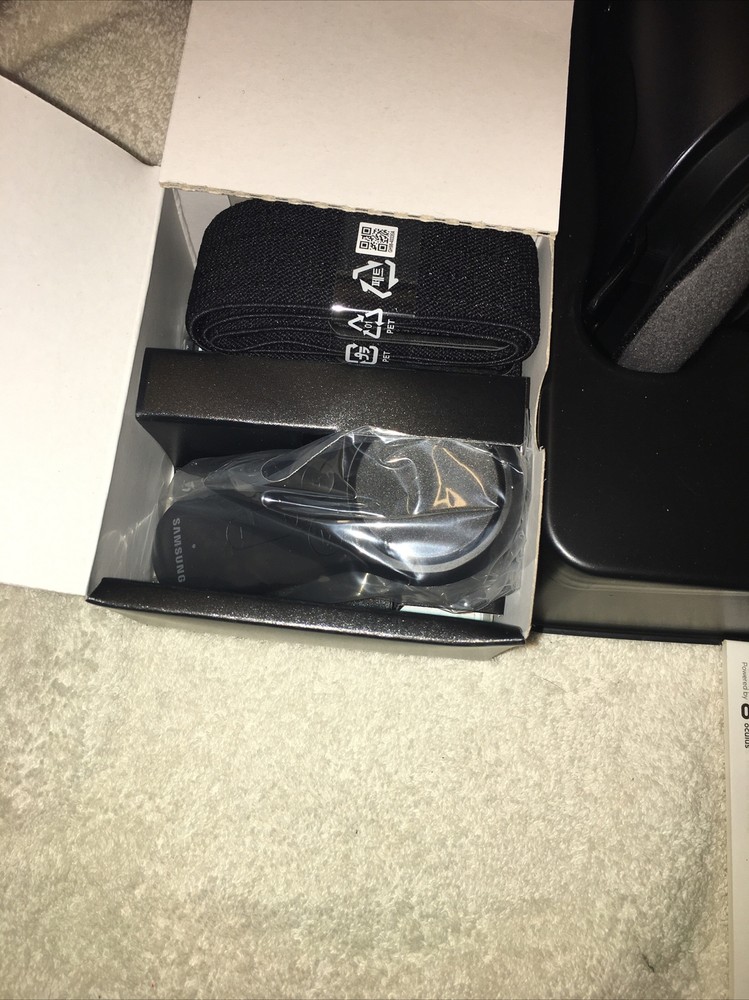 Samsung Gear VR Powered Oculus VR Headset w/Controller SM-R324
