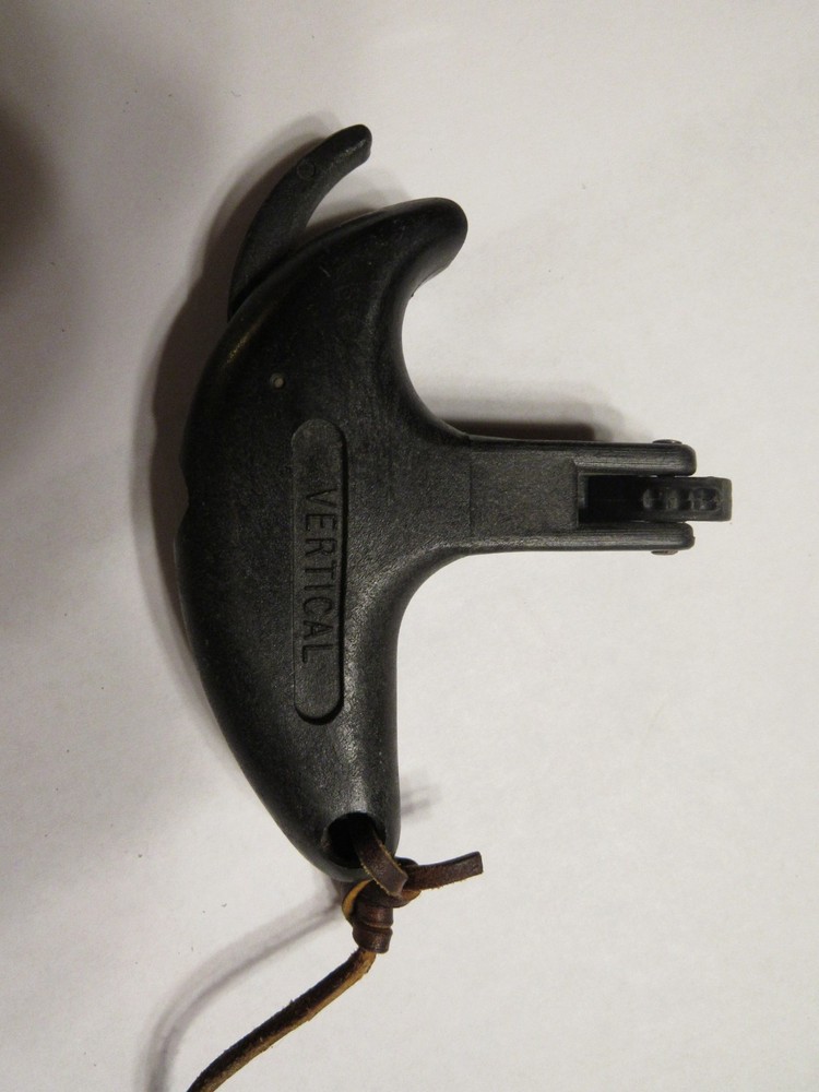 Vertical archery thumb triger