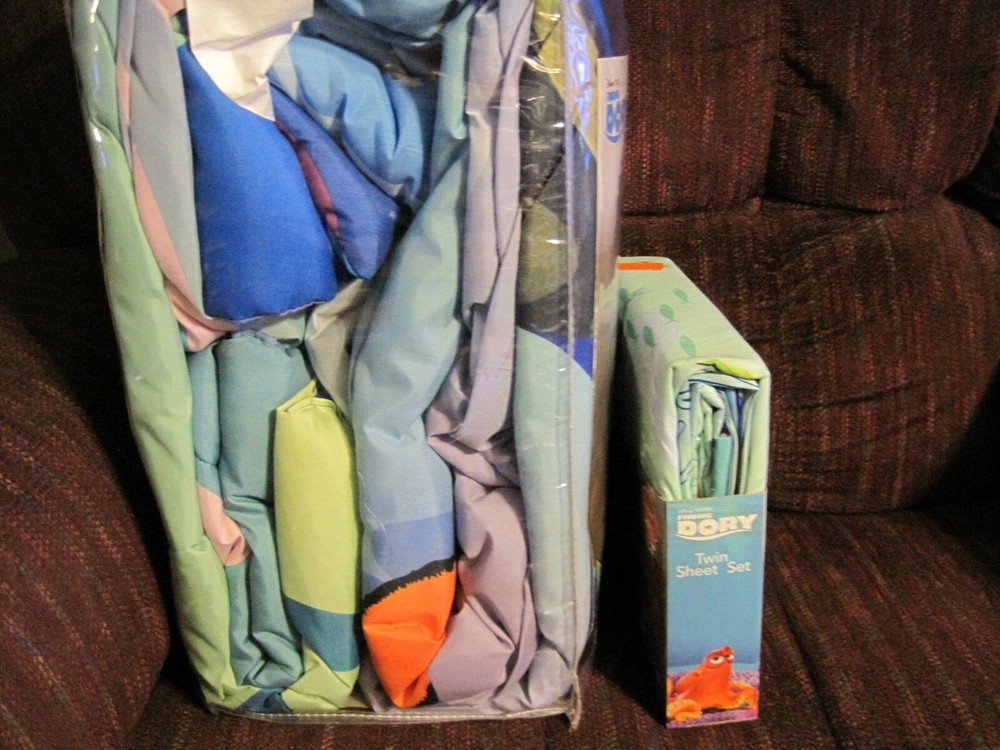 DISNEY PIXAR FINDING DORY TWIN COMFORTER & TWIN SHEET SET--NEW