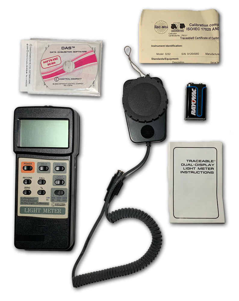 Traceable Dual-Display Light Meter 3252 Kit