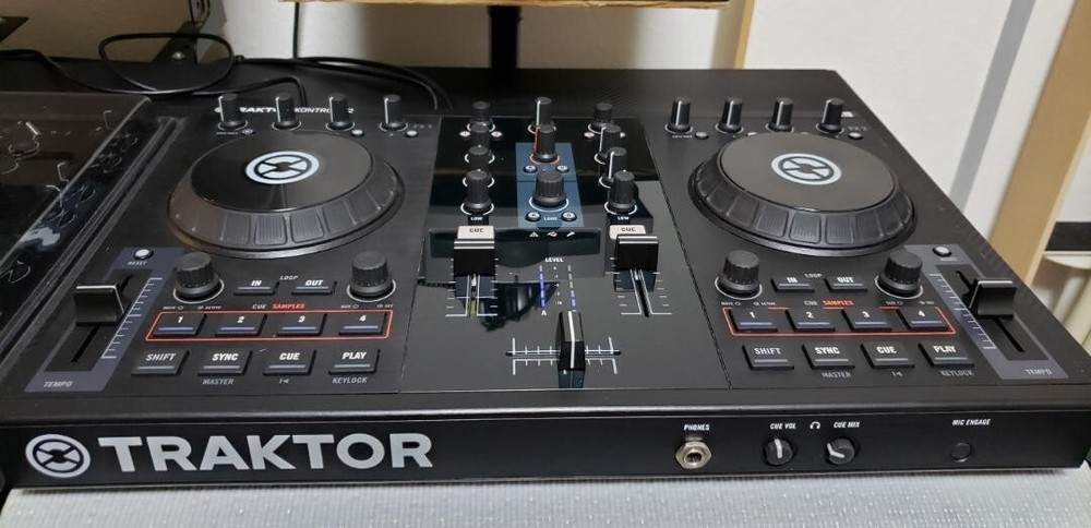 Native Instruments TRAKTOR KONTROL S2 MK1 DJ Controller 2ch
