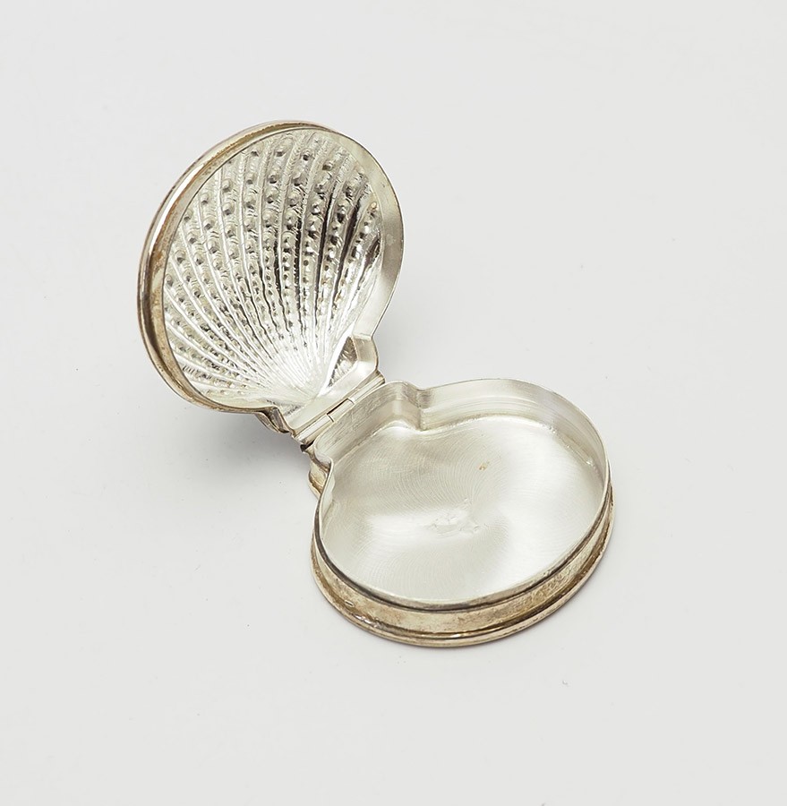 Beautiful designer vintage sterling silver shell shape trinket pill box