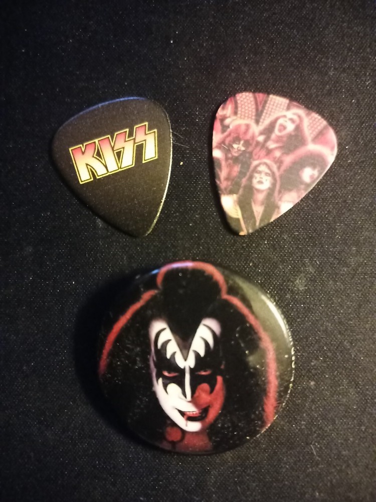 Kiss Memorabilia Lot Gene Simmons Pin Logo & Group Guitar Picks