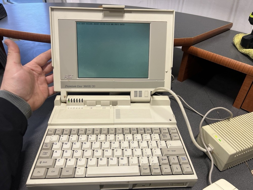 AST Premium Exec 386SX/20 laptop computer