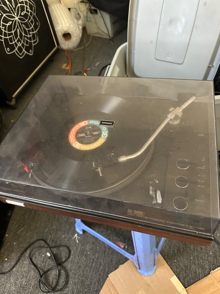 Hitachi HT-460 turntable