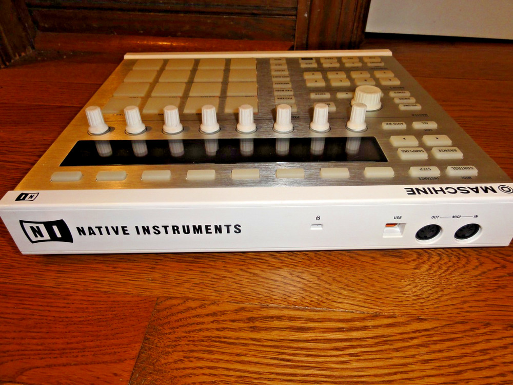 Native Instruments MASCHINE MK2 White – Powers On – No Software for Full Test
