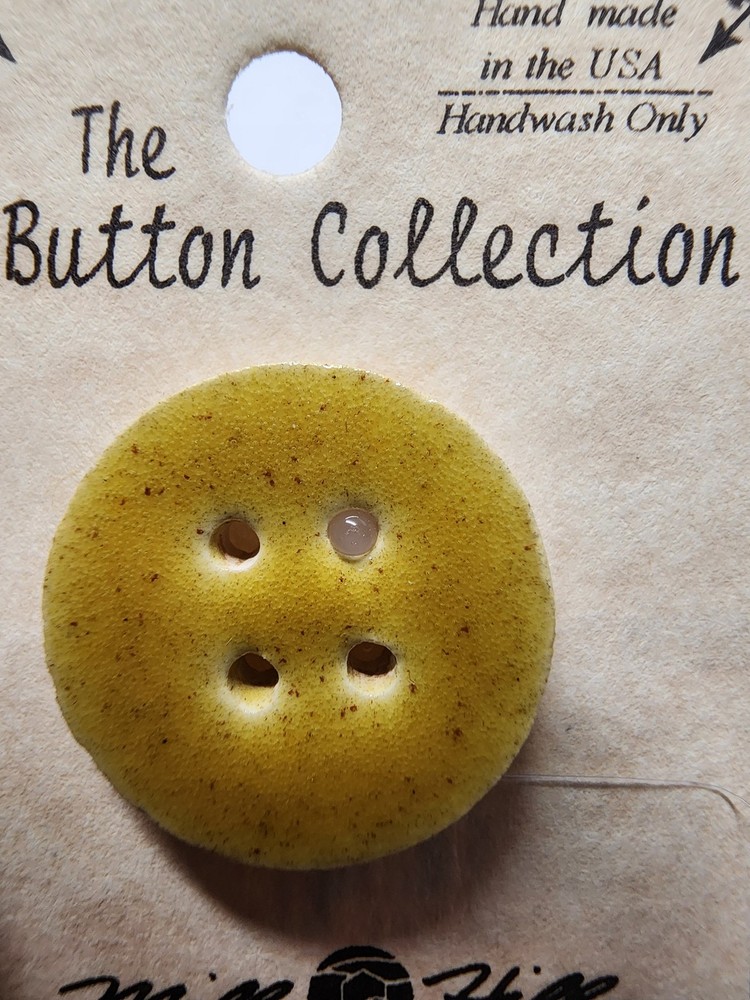 DIY Mill Hill Ceramic Button - Med Round Speckled Gold Button