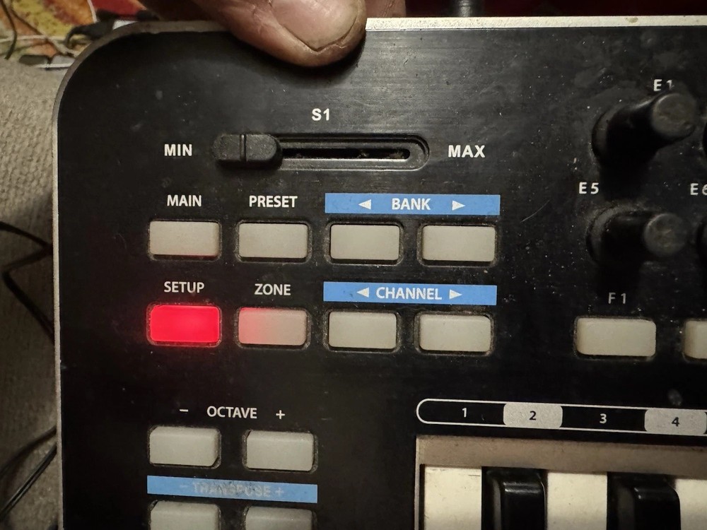 SAMSON GRAPHITE 25 (USB MIDI CONTROLLER KEYBOARD) (UNTESTED)