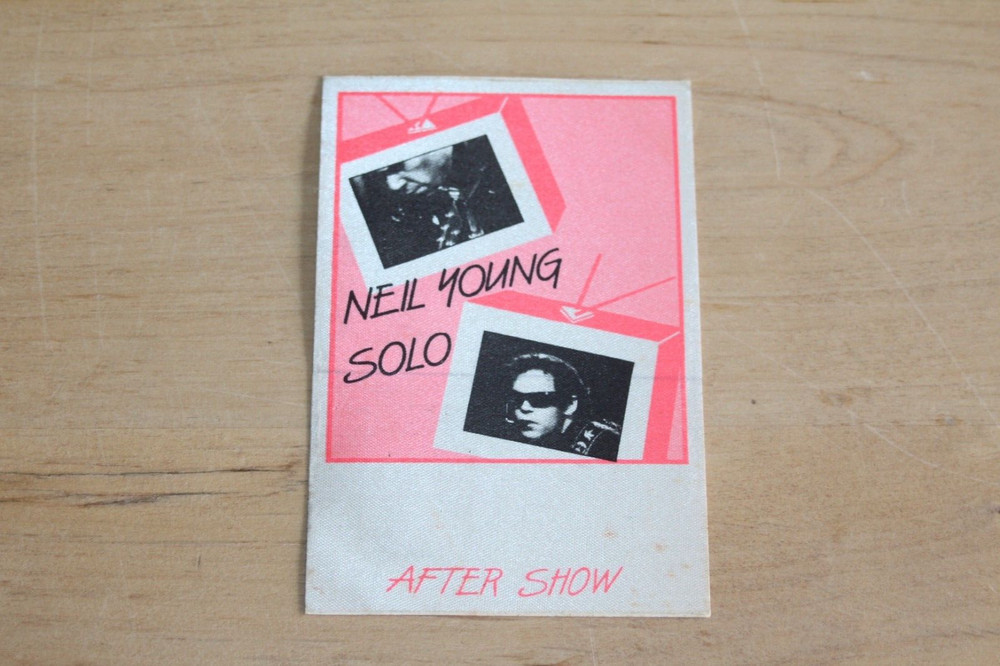 Neil Young  -  Unused Backstage Pass - FREE POSTAGE - lot #5