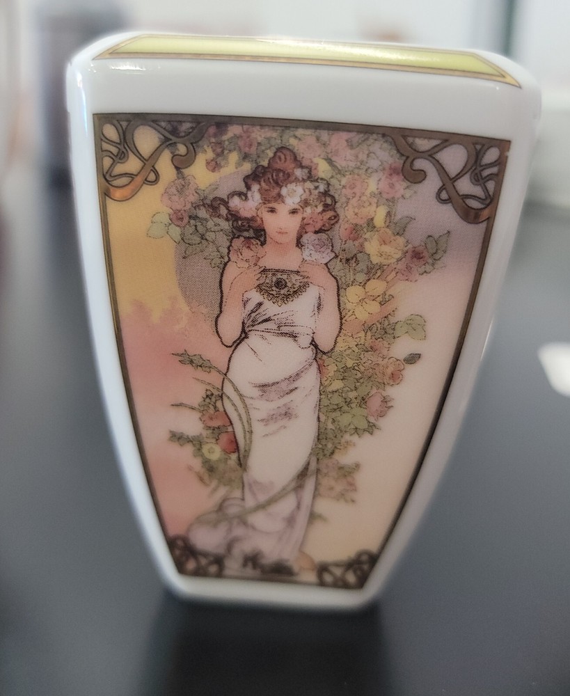 Goebel Mini Vases 4 W/ Two Mini Plates