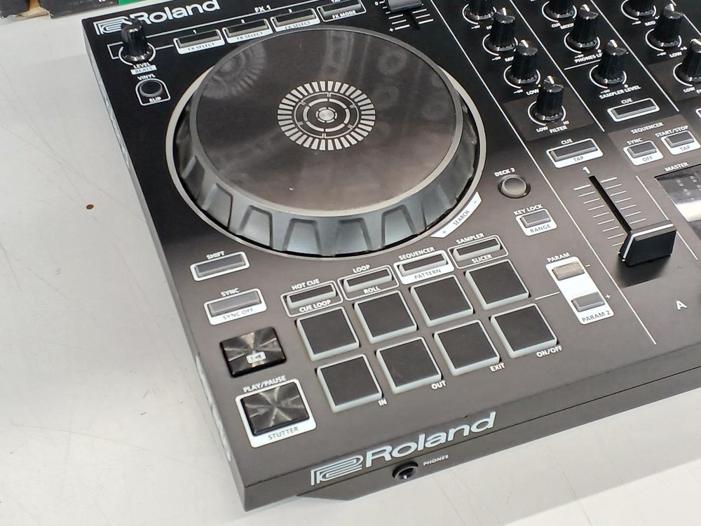 Roland DJ-202 2CH 4-Deck DJ Controller Serato USB Bus Powered Performance Pads