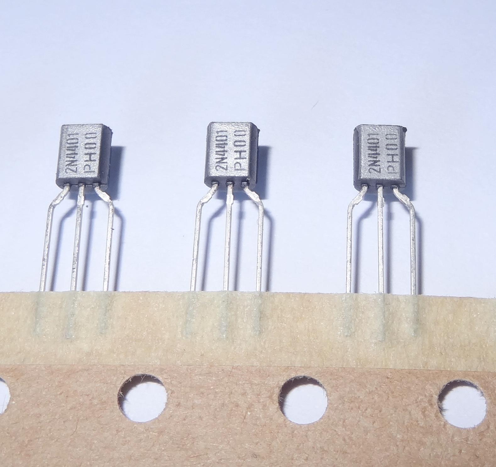 3 pcs 2N4401 NPN, General Purpose Transistor. 6C2c