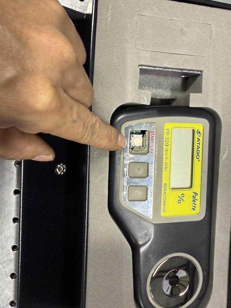 ATAGO PR-32α Digital Refractometer Brix 0.0–32.0% - Powers On, Untested Accuracy