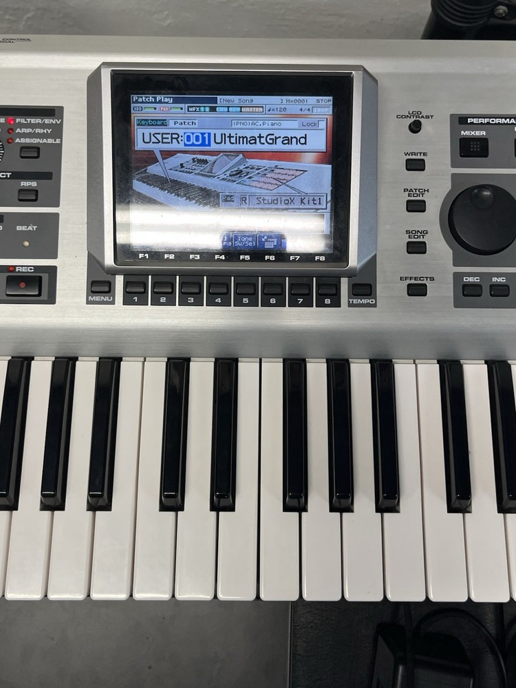 Roland Fantom X7 Synth