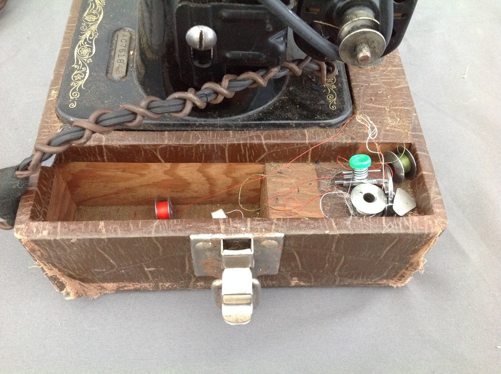 Vintage Singer Sewing Machine in Case