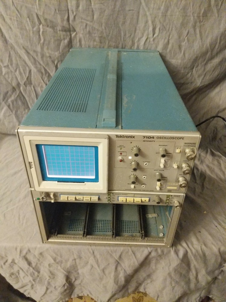 Tektronix 7104 Oscilloscope without plug-ins
