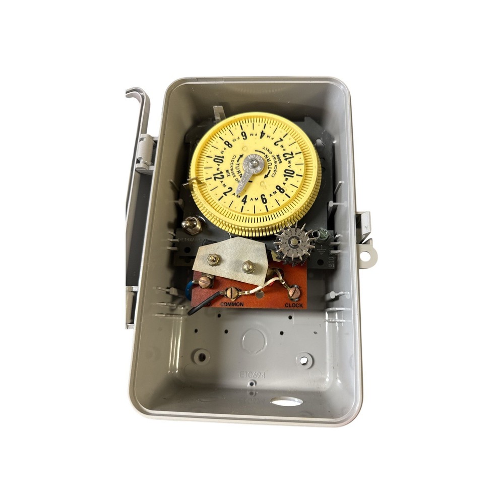 Intermatic T8805P101C Automatic Sprinkler Timer QUALITY TIMER ONLY Used good .