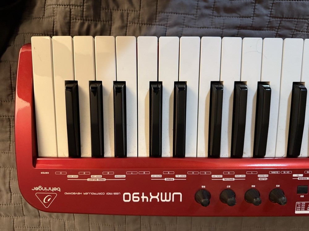 Behringer UMX490 Midi Controller Keyboard