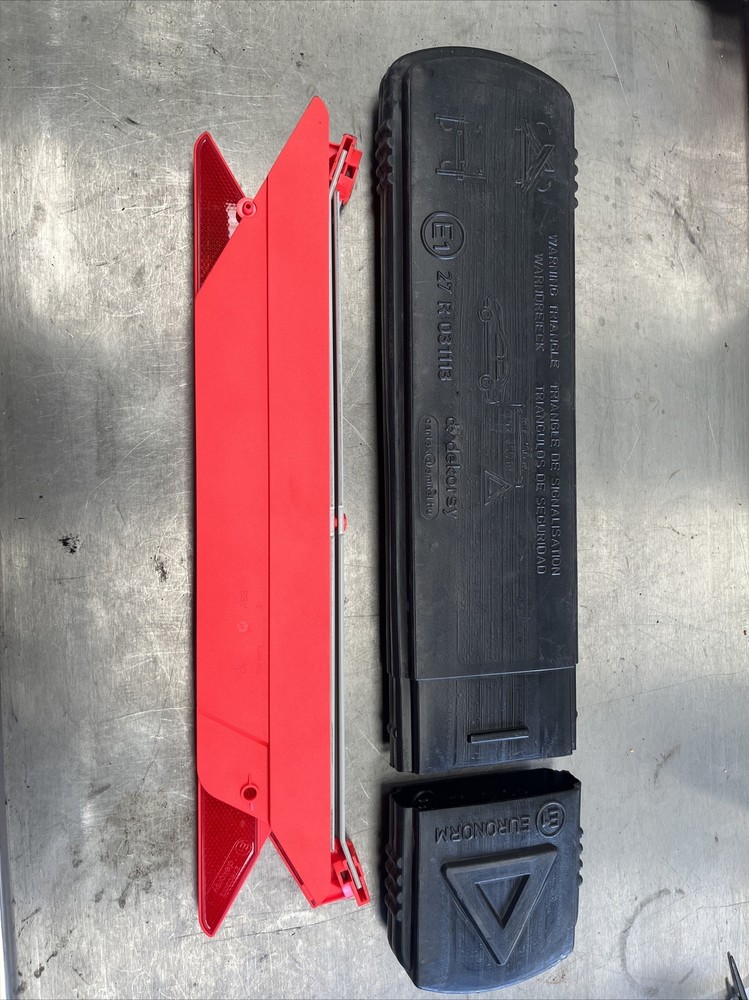 UNIVERSAL WARNING TRIANGLE 27R 031113