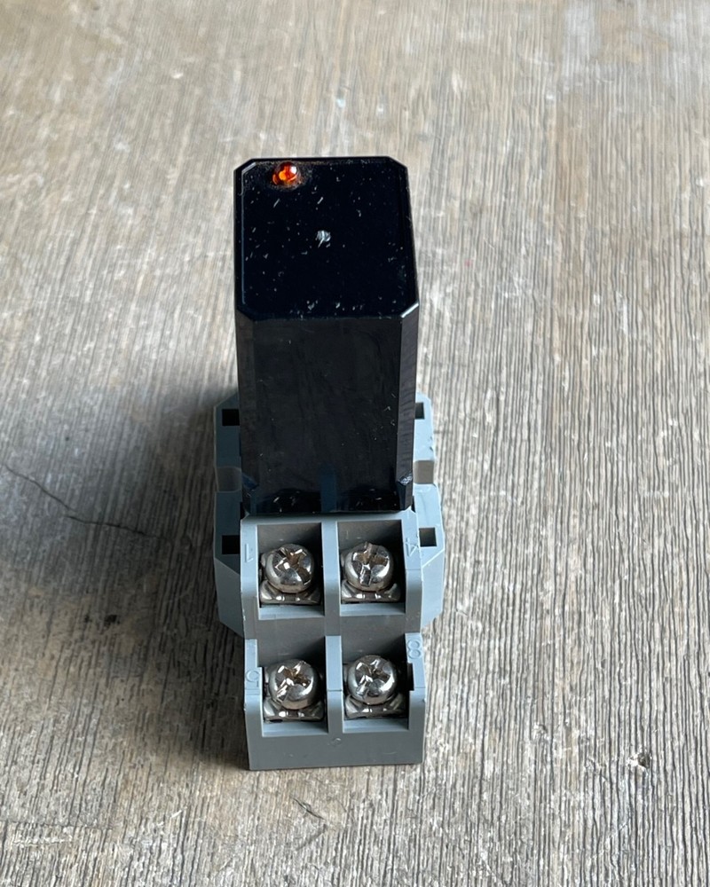 IDEC RBLB-0502L SOLID STATE RELAY 50VDC 8 PIN 2A WITH IDEC SH2B-05 SOCKET BASE